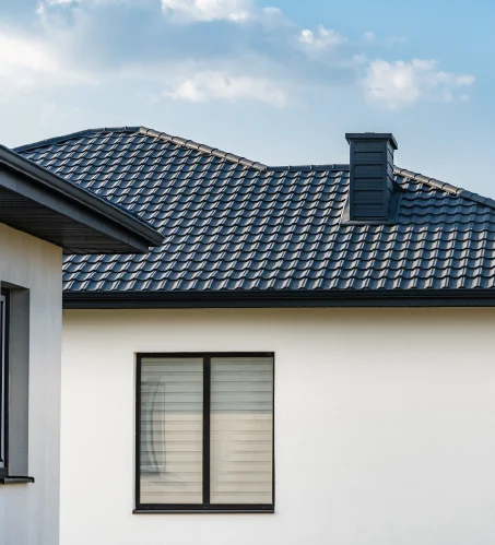 Exemple de réalisation BL Habitat - Maison moderne avec toiture en tuiles foncées impeccable